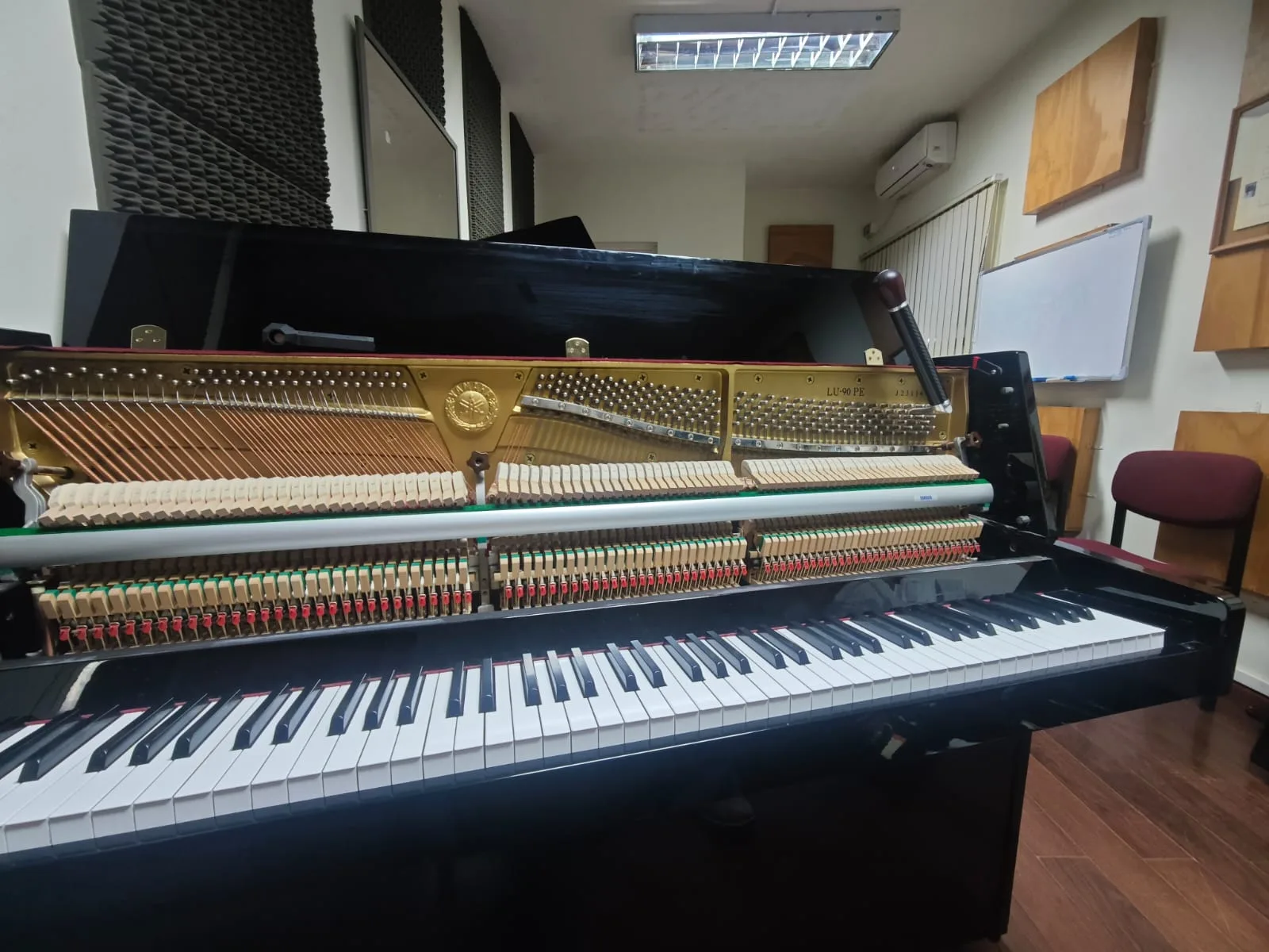 Afinación de piano vertical Yamaha LU-90 PE con mecanismo y cuerdas expuestos — tecnicopiano.cl
