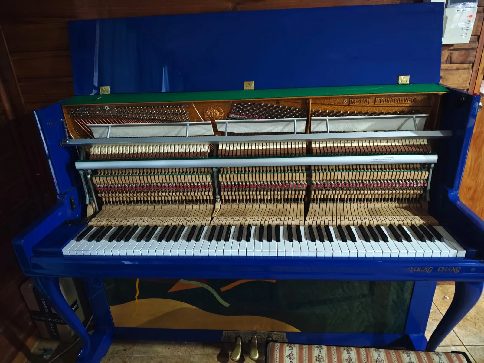 Arriendo piano vertical Young Chang M-114 azul | tecnicopiano.cl Piano vertical azul Young Chang M-114 disponible para arriendo en Santiago — tecnicopiano.cl