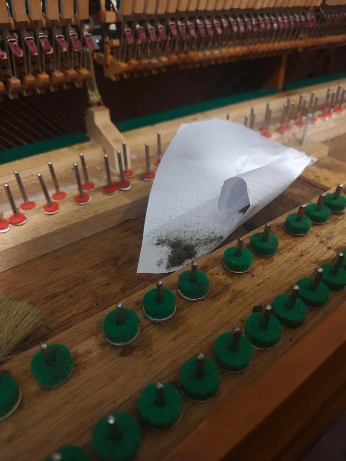 Limpieza profunda del interior del teclado | tecnicopiano.cl Limpieza profunda del interior del teclado de piano vertical eliminando polvo acumulado — tecnicopiano.cl