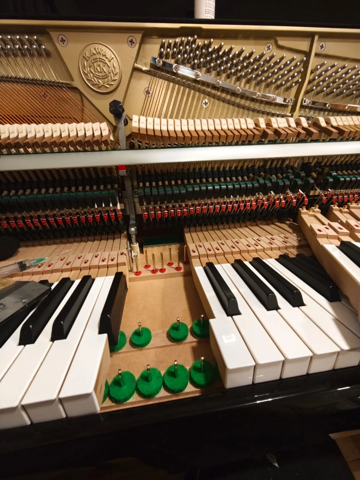 Mantención técnica piano Kawai | tecnicopiano.cl Mantención del mecanismo interno de piano Kawai con teclas desmontadas — tecnicopiano.cl