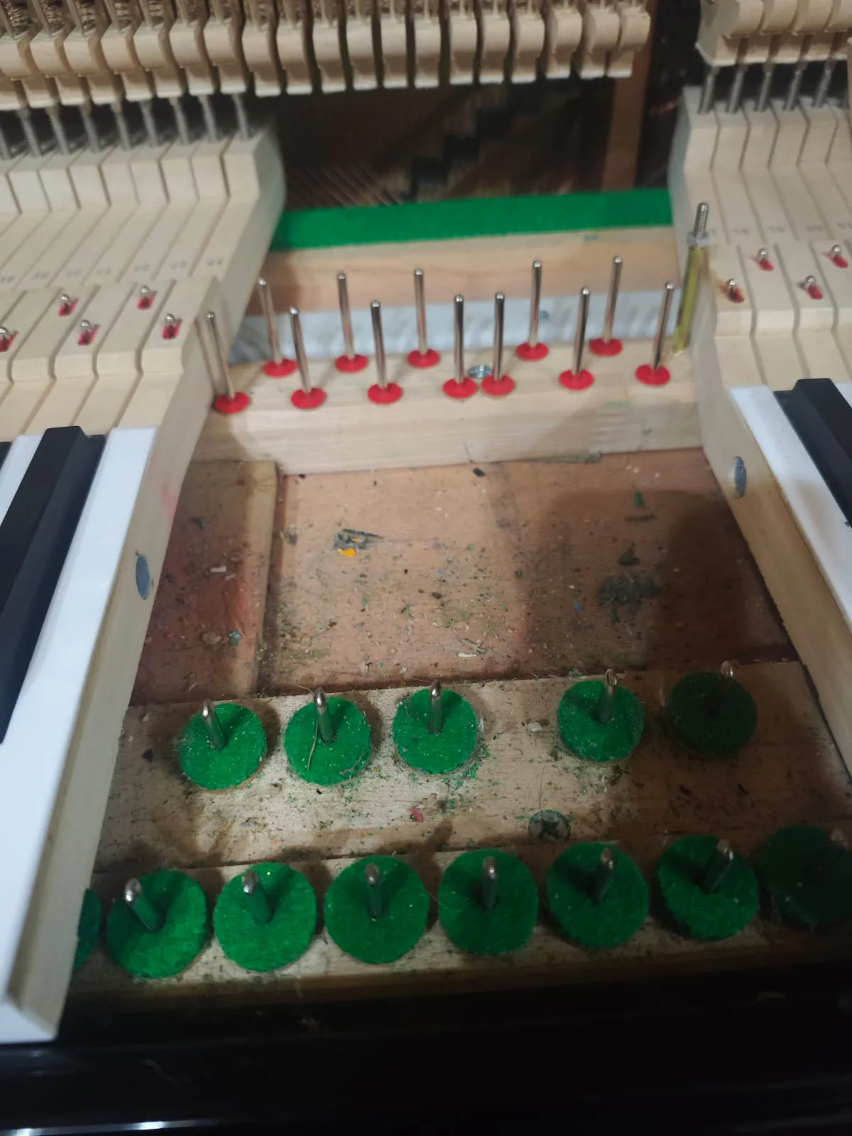 Mantención de pines y fieltros del teclado | tecnicopiano.cl Pines de equilibrio y fieltros del teclado durante mantención de piano vertical — tecnicopiano.cl