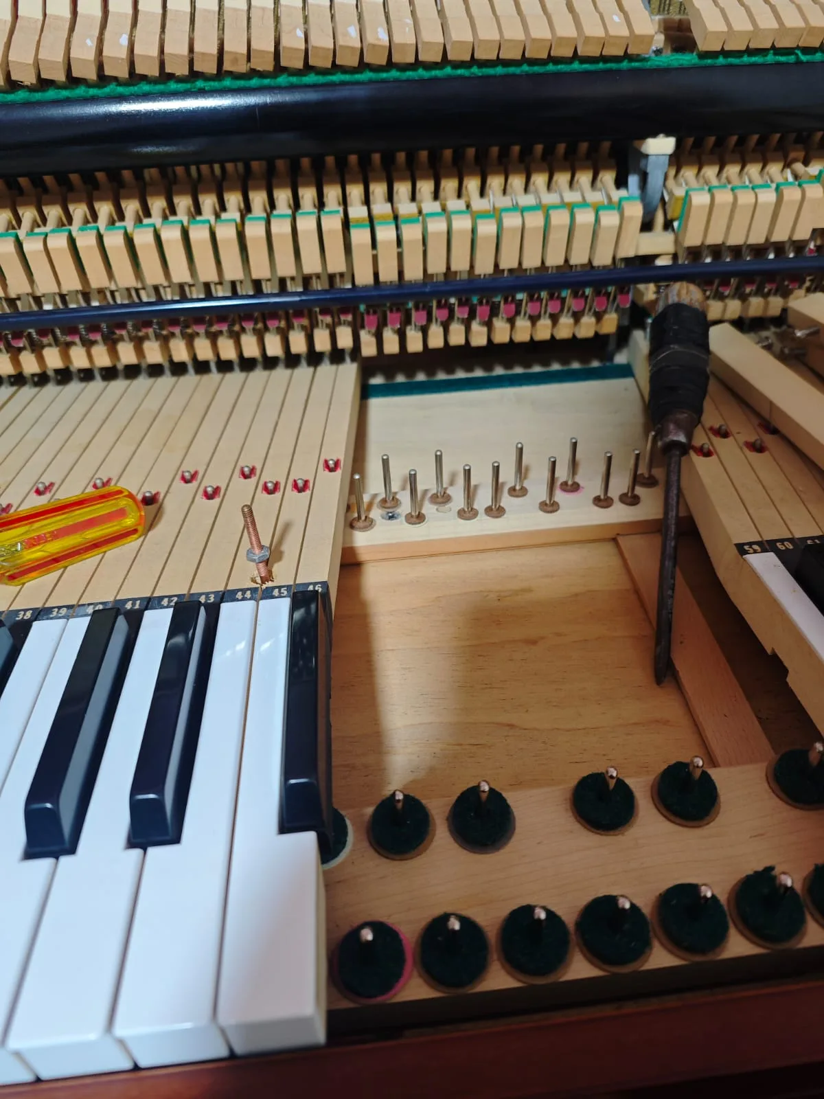 Reparación y regulación del teclado de piano vertical con herramientas de precisión — tecnicopiano.cl