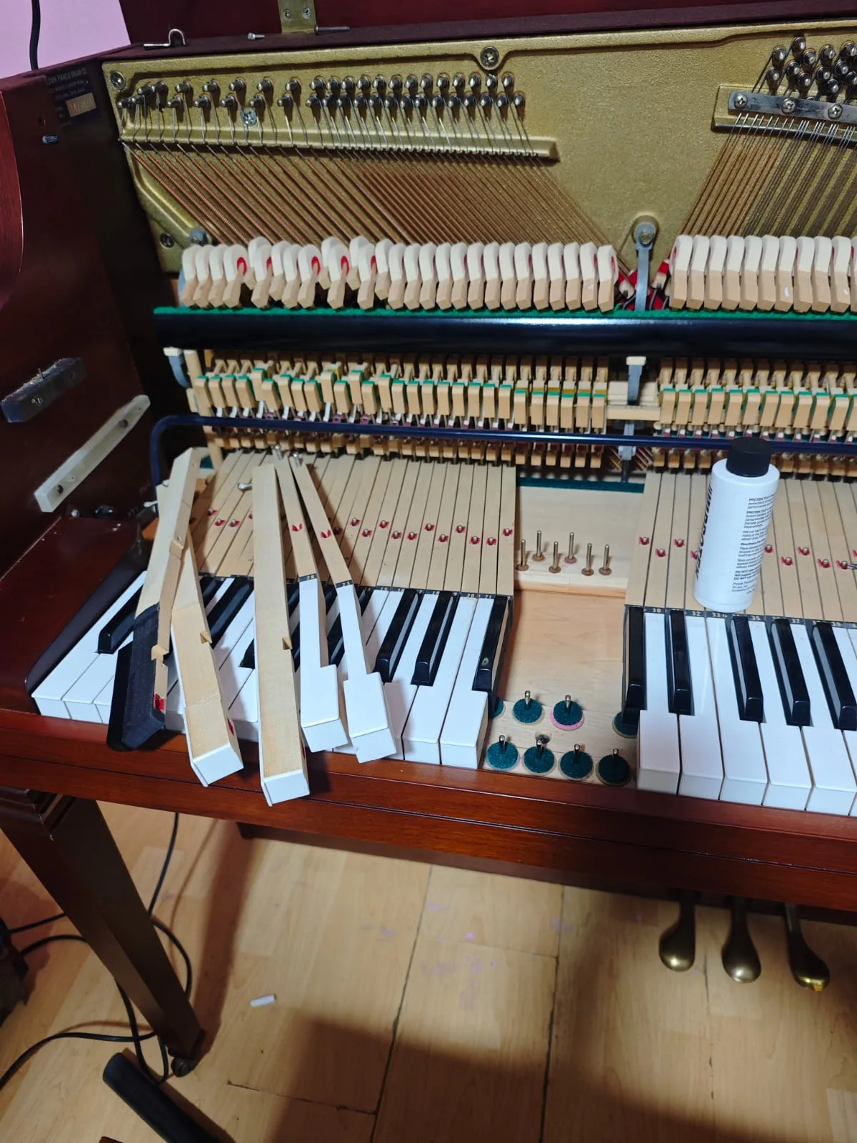 Teclas desmontadas durante reparación de piano vertical en Chile — tecnicopiano.cl